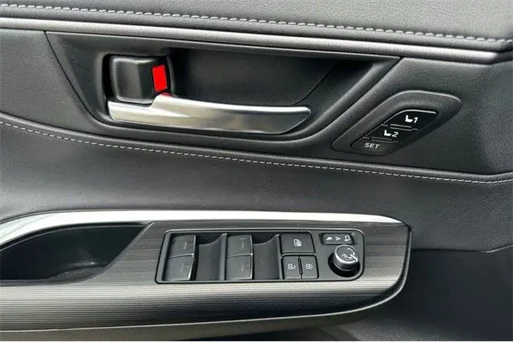 $35444 : Toyota Venza 2023 AWD Nights image 8