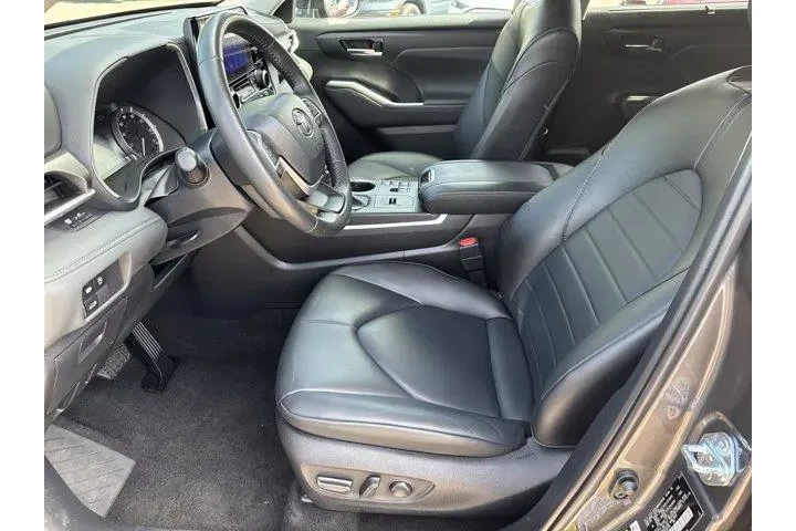 $42490 : Toyota Highlander 2024 LE 4d image 10