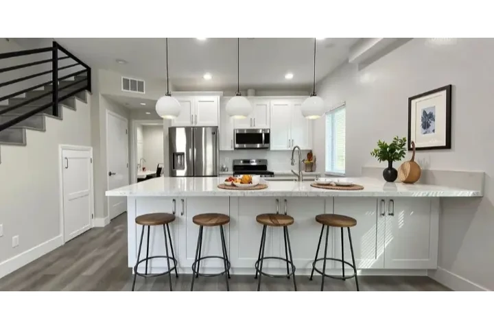 $1250 : LUXURY APARTMENT image 4