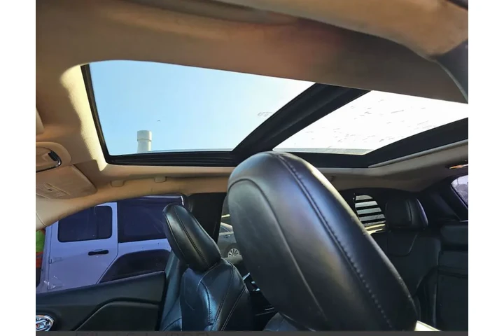 $3900 : 🚘Jeep Cherokee latitud image 8