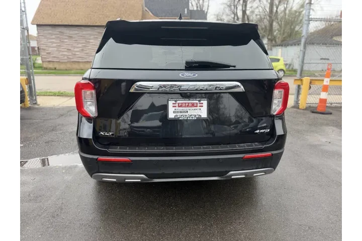2022 Explorer XLT image 7