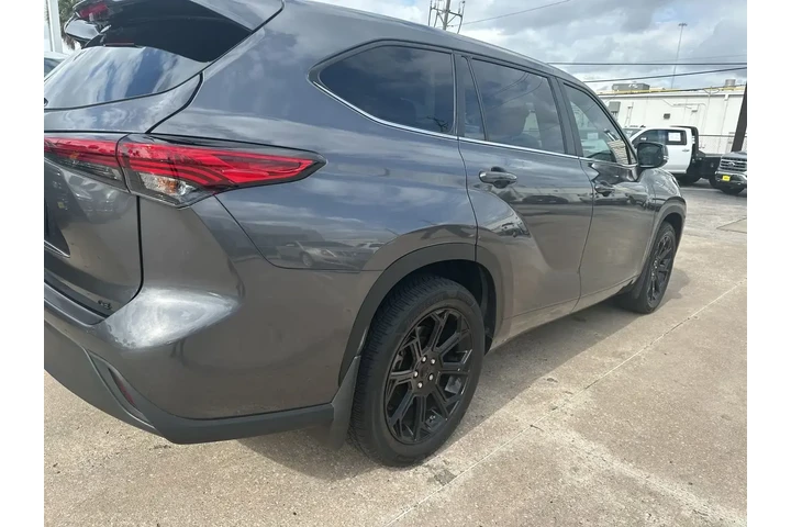 $32491 : Toyota Highlander 2023 LE 4d image 3
