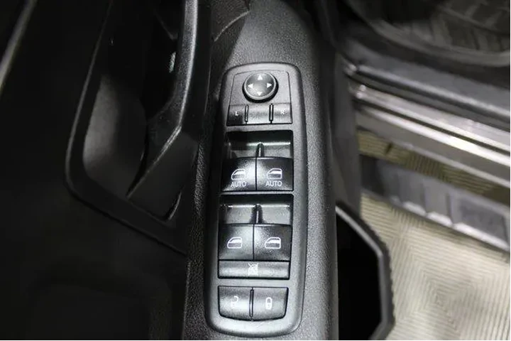 $15982 : Ram 1500 2017 4x4 Express 4d image 7