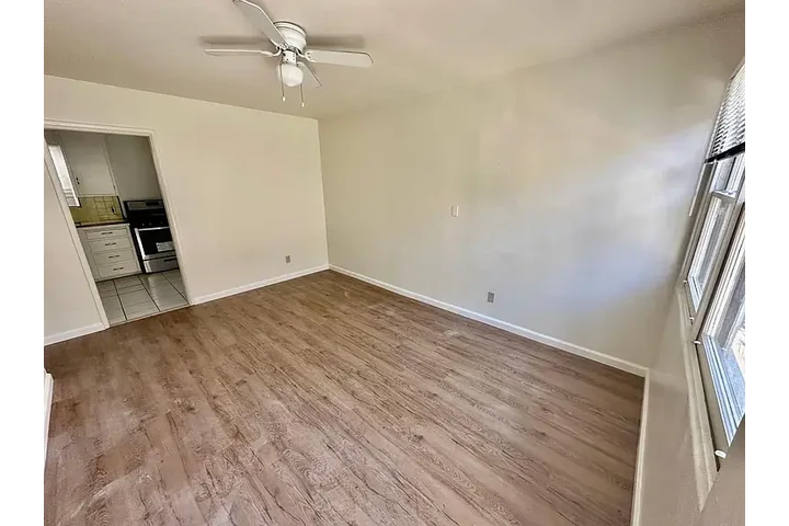 $2400 : Apartment For Rent image 1