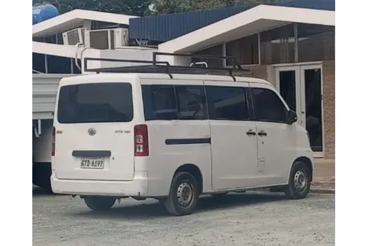 Alquilo furgoneta con Chofer image 1