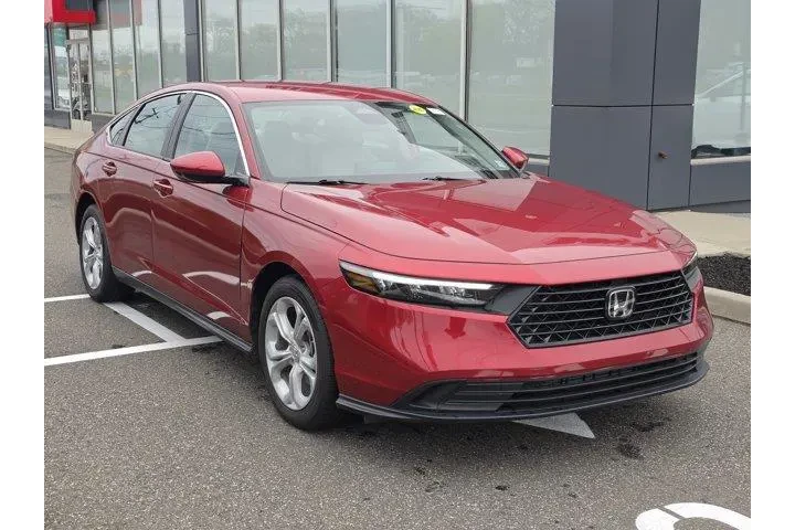 $23724 : Honda Accord 2024 LX 4dr Sed image 3