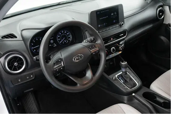 $21584 : Hyundai KONA 2023 SEL 4dr Cr image 3