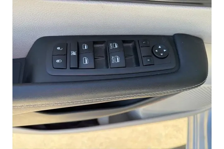 $26339 : Chrysler Pacifica 2023 Touri image 9