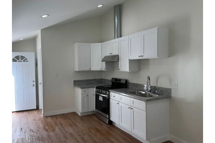 $850 : Property for rent in Compton image 1