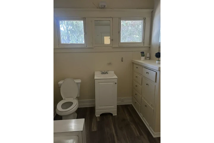 $900 : Welcome to this cozy Downey ! image 6