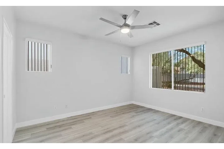 $1200 : 2 Bedroom Home in Las Vegas image 4