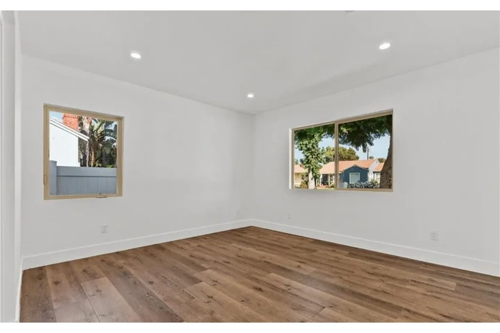 $2400 : 3 Bedroom House In South Gate image 6