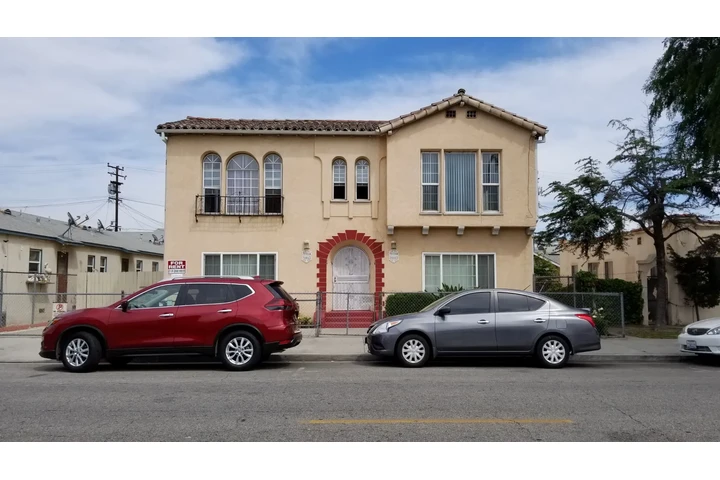 $1800 : LARGE 1 BEDROOM image 1