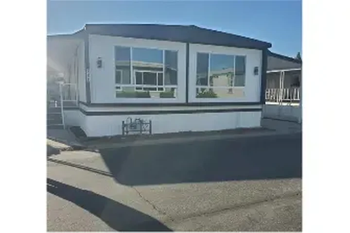 $900 : 2bed 2bath home for rent image 1