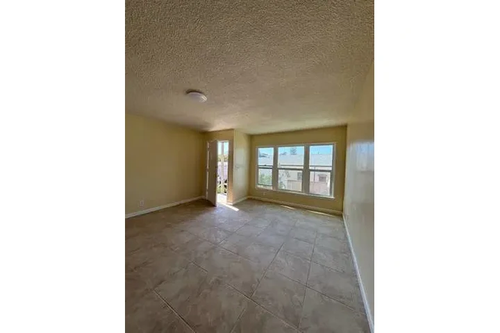 $2795 : 2BD IN SANTA MONICA!! image 2