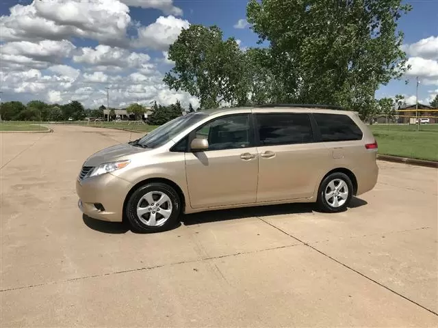 $9000 : 2014 Toyota Sienna LE minivan image 1