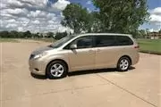 $9000 : 2014 Toyota Sienna LE minivan thumbnail