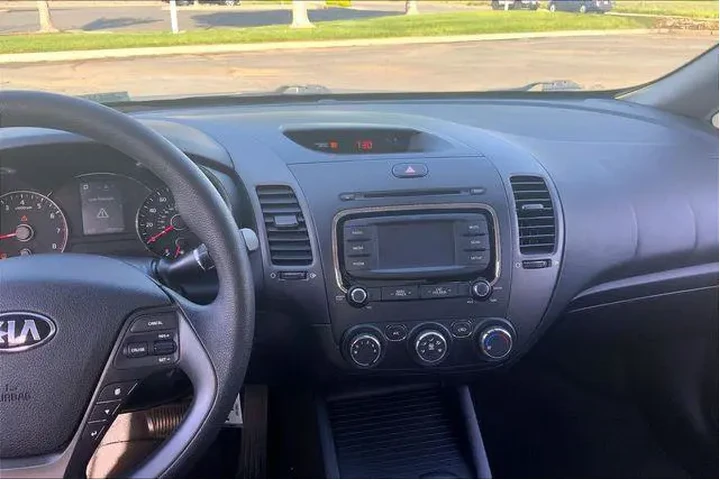 $11985 : Kia Forte 2017 S 4dr Sedan image 3