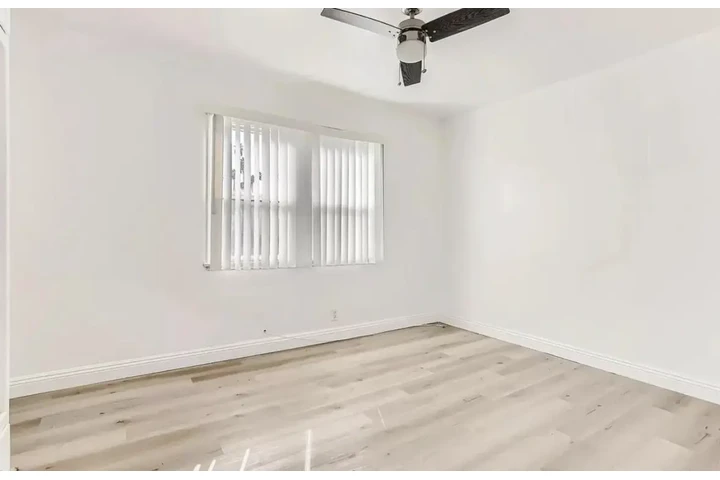 $1570 : 1 Bed 1 Bath Apt in Mid City image 4