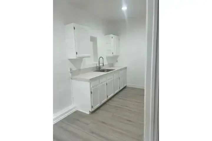 GLENDALE APARTMENT image 3