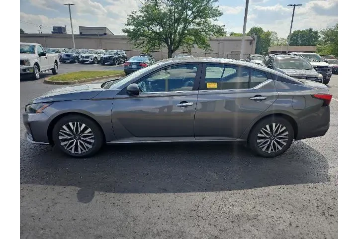 $18999 : Nissan Altima 2024 2.5 SV 4d image 5