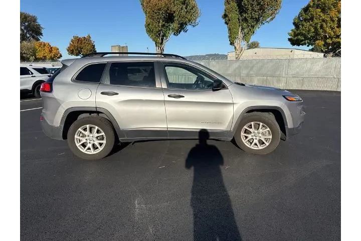 $11992 : Jeep Cherokee 2017 4x4 Sport image 4