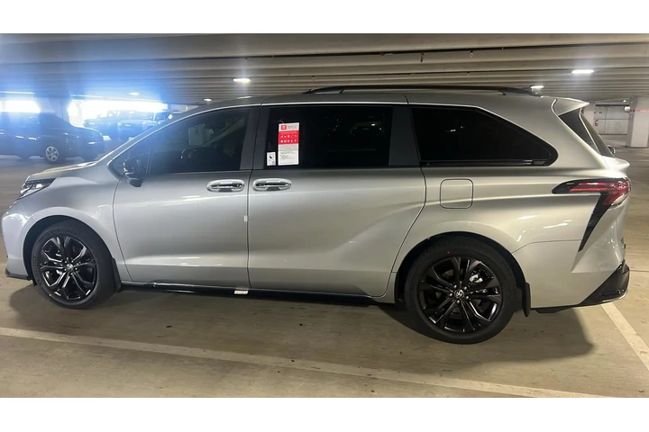 Toyota Sienna image 1