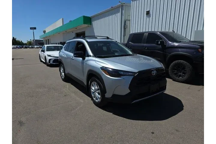$33900 : Toyota Corolla Cross 2026 LE image 1