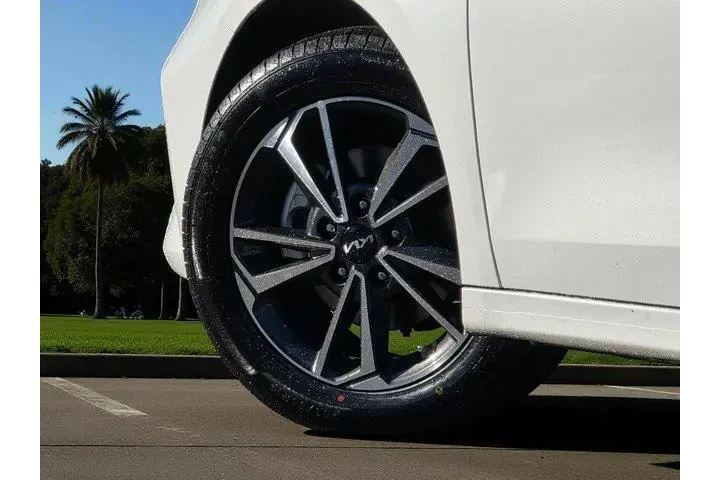 $17900 : Kia Forte 2023 LXS 4dr Sedan image 8