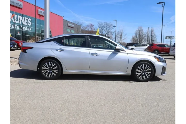 $17477 : Nissan Altima 2023 2.5 SV 4d image 10