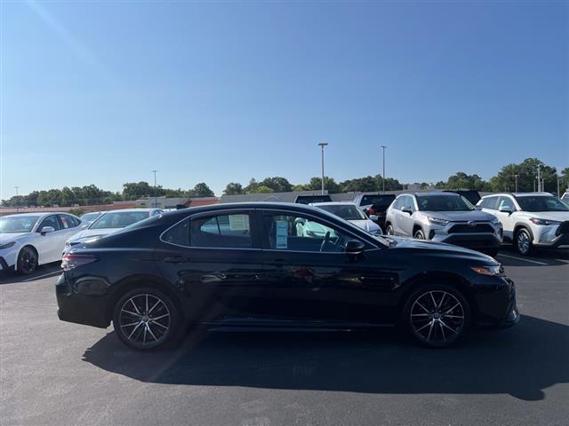 $26490 : PRE-OWNED 2022 TOYOTA CAMRY SE image 8