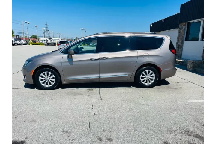 $11999 : 2017 Pacifica Touring-L image 4