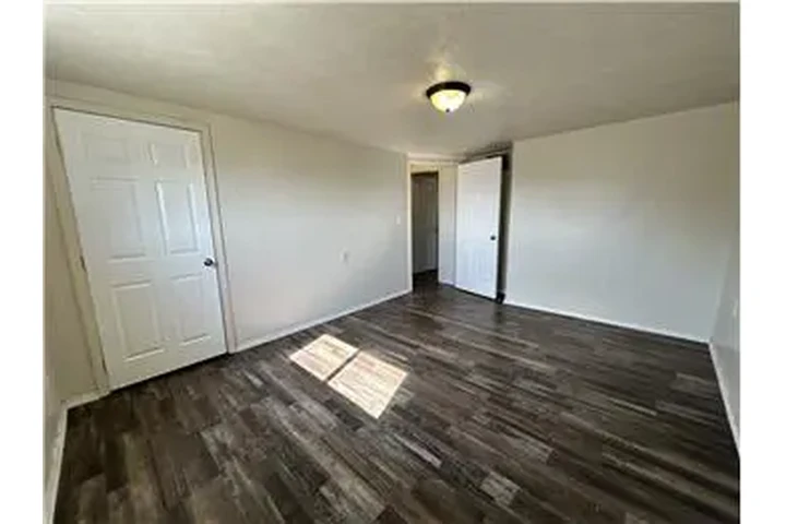 $675 : Rental property with 2 bedro image 5