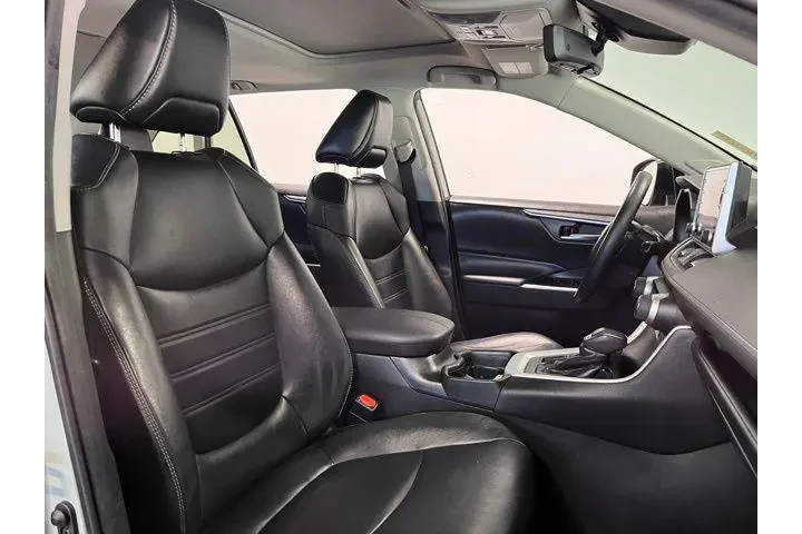 $25929 : Toyota RAV4 2021 AWD XLE Pre image 10