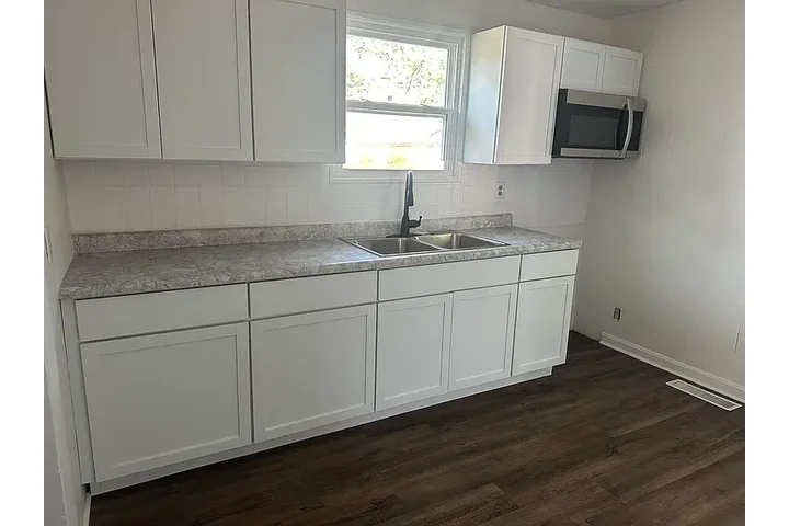 $1000 : SINGLE FAMILY HOUSE image 1