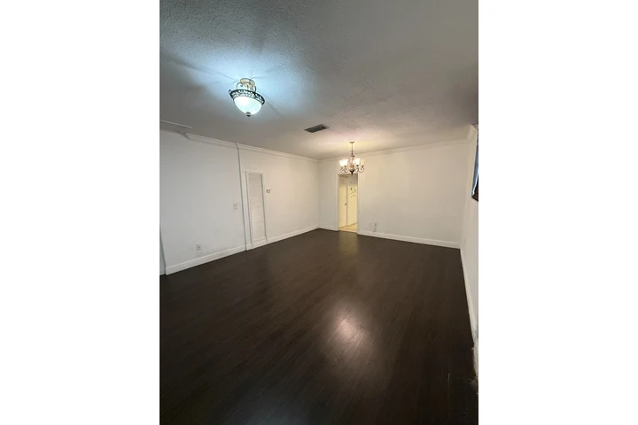 $2200 : Apartamento en Renta Hialeah image 2