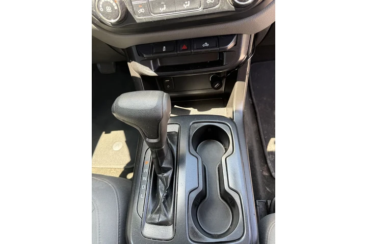 $9000 : 2017  Colorado Crew Cab Pickup image 5