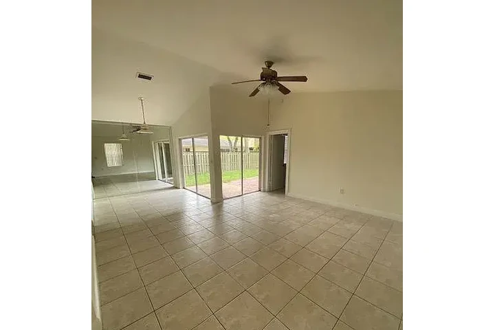 $2000 : HOUSE RENT IN MAIMI FLORIDA image 4