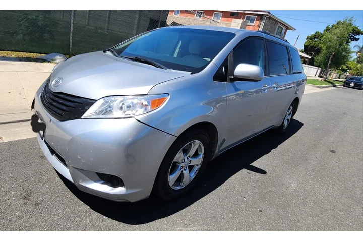 $4000 : Vendo Toyota Sienna image 2