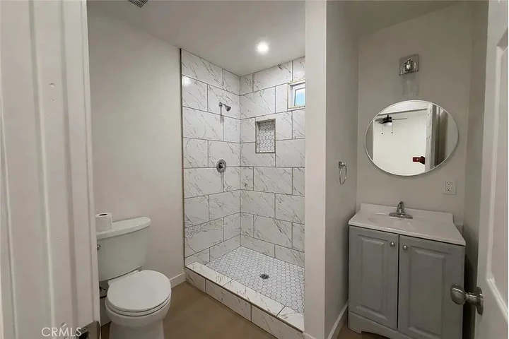 $800 : Home...Los Angeles, CA image 6