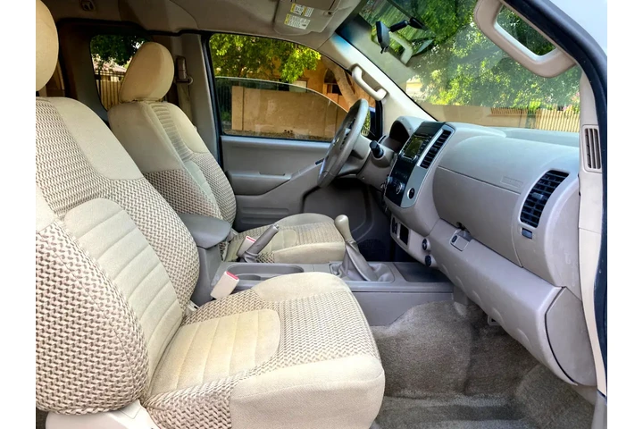 $9000 : 2017 Frontier SV image 8