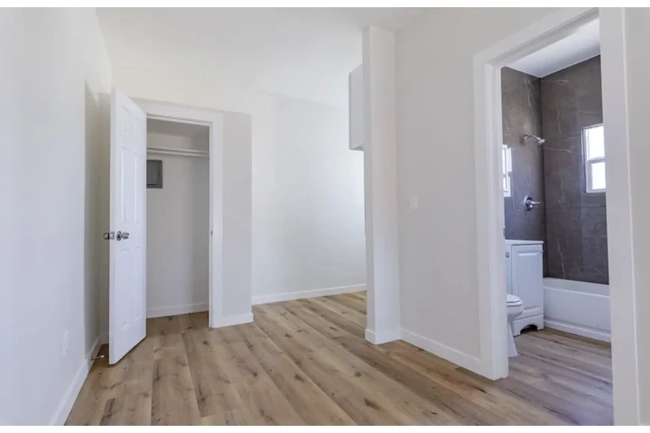 $1555 : Spacious 1 bed 1 bath in LA image 9