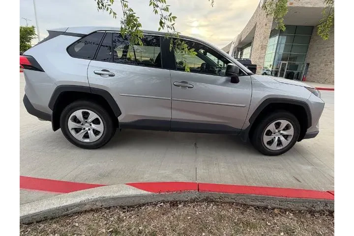 $25995 : Toyota RAV4 2022 LE 4dr SUV image 6