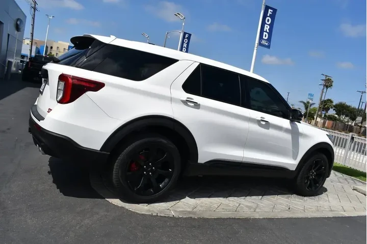 $45590 : Ford Explorer 2022 AWD ST 4d image 2