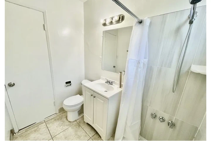 $1565 : 1 Bedroom 1 Bath Apt in LA image 9