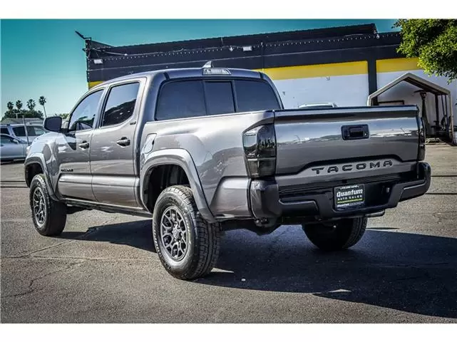 2016 Toyota Tacoma Double Cab image 2