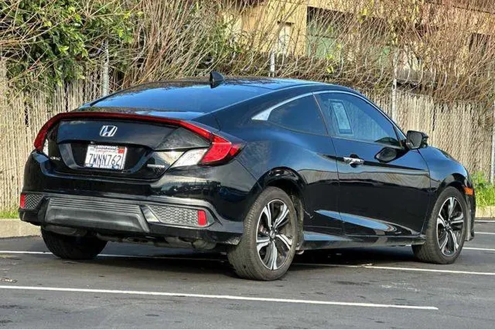 $18594 : Honda Civic 2017 Touring 2dr image 3