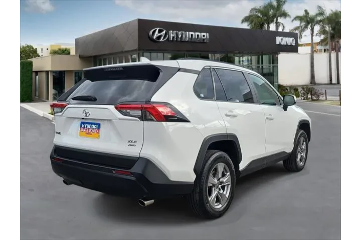 $30843 : Toyota RAV4 2023 AWD XLE 4dr image 3