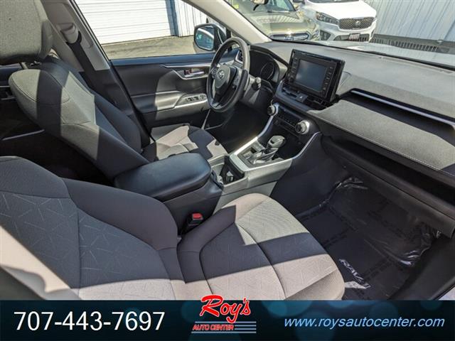 $27995 : 2019 RAV4 XLE SUV image 10