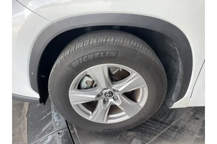 $30299 : Toyota Highlander 2023 LE 4d image 9